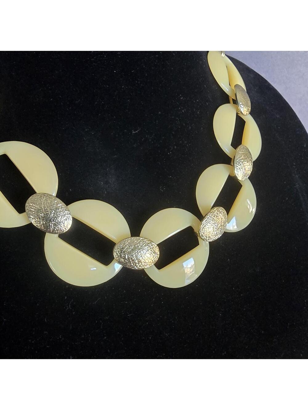 Vtg Talbots Confetti Cream Lucite Disc Statement Necklace with Gold Plated links - Picture 4 of 9